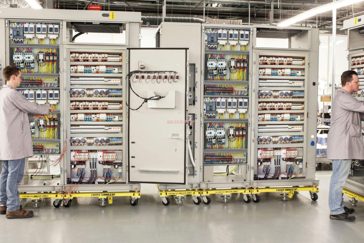 So sánh giữa cửa hàng thiết bị điện công nghiệp với nhà phân phối