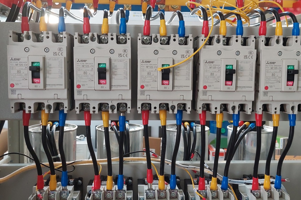 Cửa hàng thiết bị điện công nghiệp Hoàng Sơn